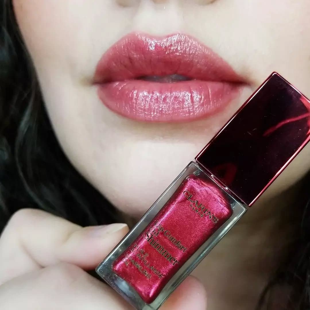 I was so psyched when I heard that #Clarinsgiftedme their newest Lip Comfort Oil Shimmer in the shade Burgandy Wine. I l