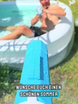 💦 Badespaß-Level: XXL! Der Pool steht, die Wasserpistolen sind geladen – und unser kleiner Hai dreht völlig durch! 🦈🌊