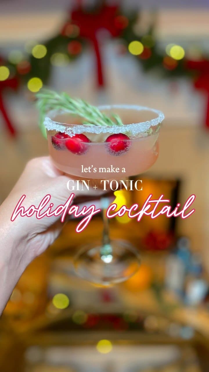 Holiday Gin + Tonic 🎁
•1.5oz premium gin
•0.5oz simple syrup
•0.5oz fresh orange juice
•0.5oz cranberry juice (or mu