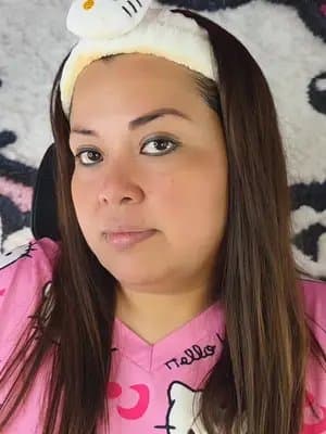 ¡Piel firme, hidratada y radiante, mis ternuritas glam! ✨ El toque final de la noche es con esta crema de colágeno rosi