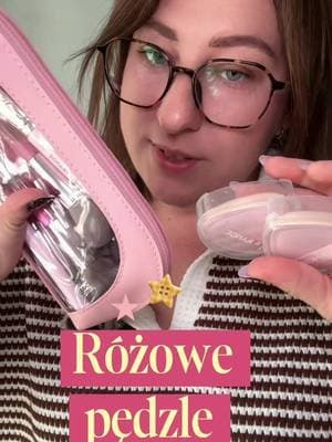 ✨ Szukasz idealnego zestawu do makijażu? Ten kompletny zestaw 22 w 1 od Maange ma wszystko, czego potrzebujesz – 19 pędzli, 2 puszki do pudru oraz stylową kosmetyczkę! 💄 Włosie jest niesamowicie miękkie, a makijaż robi się nim z łatwością. Ja wybrałam słodką różową wersję 🩷, ale dostępna jest również klasyczna brązowa 🤎! Możesz kupić ten zestaw klikając bezpośrednio w koszyczek na dole ekranu! 🛒👇 #makijaz #pedzledomakijazu #maange #beauty #tiktokshop