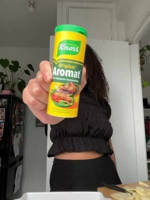 #AD I love how a simple home-cooked meal can bring friends together: tonight it’s cheesy potatoes, seasoned with Knorr Aromat. What you need: Knorr Aromat Seasoning baking potatoes (amount depends on how many people you are cooking for) 2 large tomatoes or 6 cheery ones, sliced Black pepper, sprinkle for seasoning semi-skimmed milk 2 cloves garlic, finely diced and added into the milk Cheddar cheese, grated Pop it in the oven for 45min and done! @Knorr UK & Ireland #ServingSingles