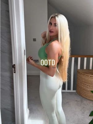Wearing size medium in top and leggings 🫶🫧 #ootd #tiktokshop #gymfit #leggingsoftiktok #gymleggings @halara_uk