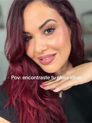 Hay productos que pruebo una vez y otros que terminan en mi maletín de trabajo 💫 Como maquilladora profesional, este gloss de Huda Beauty me encanta por el brillo que deja y lo cómodo que se siente en los labios, y no me puede faltar tanto para mi uso personal como para el uso profesional 💖 @Huda Beauty Lo habéis probado?? Os leo 💖 #ad #hudabeauties #hudabeauty