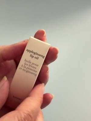 Thanks to @NOONI I’ve had the opportunity to try their amazing lip oils. This one is Appleginseng and I’ve also tried Appleberry (previous reel) These lip oils are lightweight, but give such a good gloss finish that normally comes with a more substantial gloss. My lips feel soft and look great. #lipoil #nooni #appleginsenglipoil #gifted