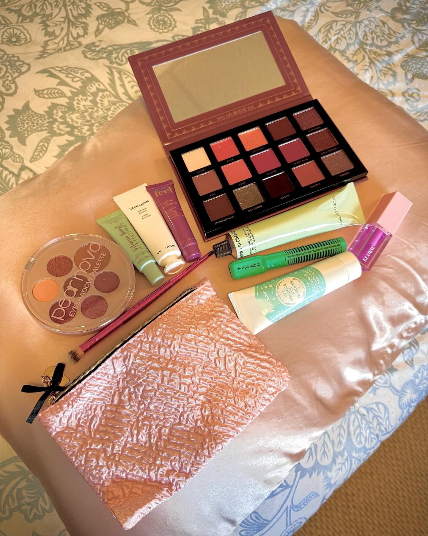 ✨ SELF-LOVE AFFAIR ✨ #giftedbyipsy February 2024 ❤️🩷🪞💘💋
Roses are red, violets are blue. It’s the month of love and