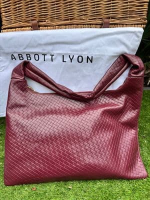 #AD π The perfect bag for autumn π€ I love how easy this burgundy bag is to style for autumn. The rich colour and gorgeous woven finish work beautifully with so many outfits, from cosy knits and jeans to dresses, finished with your favourite jewellery for those little extra details β¨ Definitely one Iβll be reaching for again and again this season! ποΈ Find it on my Abbott Lyon storefront: π community.abbottlyon.com/a/glow.with.ania @Abbott Lyon #TheALCollective #sentimental #glow_with_ania