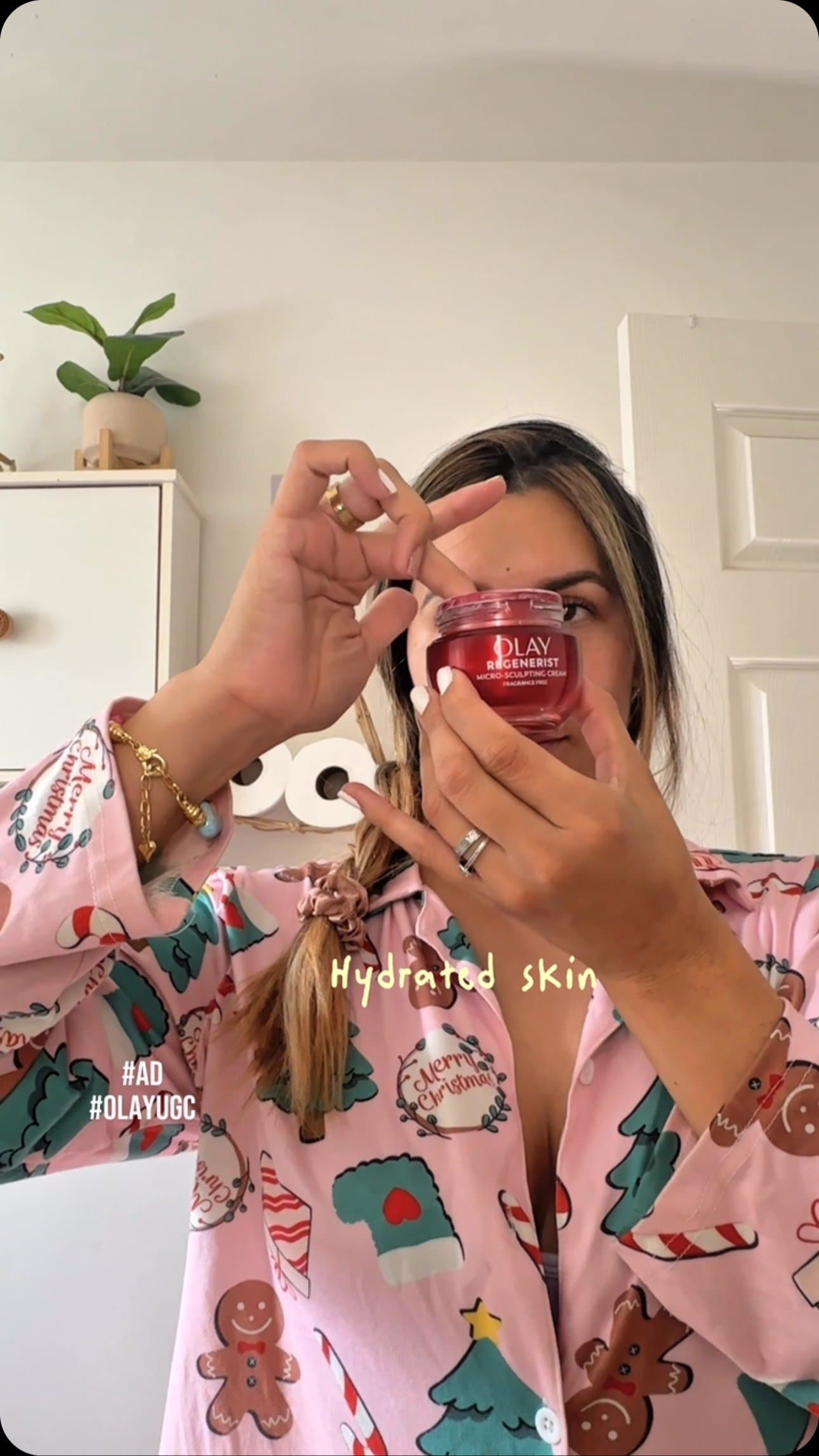 Skincare, but make it futuristic. ✨🤖💙
Bringing my moisturizer to life with a little hologram magic! My skin loves the