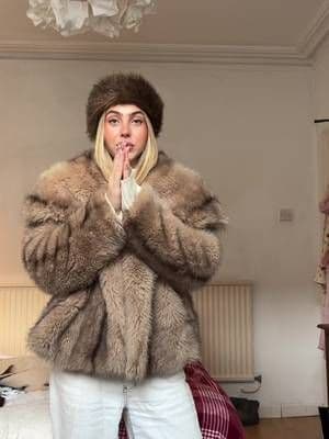 My newest obsession is this @New Look Online fur coat!! Ft. Fenellas hat ! π
#winter #furcoat #newlook #ad