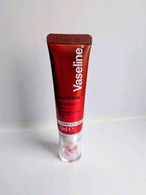 🌞 Glossy, Hydrated Lips whatever the weather🌞 I am totally obsessed with this Vaseline Gluta-Hya Lip Serum Gloss in Cherry 🍒 Crush which Plumps, tints and protects. 💋 ❤️It contains ingredients like Hyaluronic Acid to hydrate, Tripeptide to plump, and SPF15 to protect. 💋 I love the glossy, non-sticky, smooth texture that melts into my lips and is so comfortable to wear. It looks great too! 💋🍒🌞❤️ #VaselineGlowGettersUK #VaselineGlutaLipSwipe #AD @Vaseline
