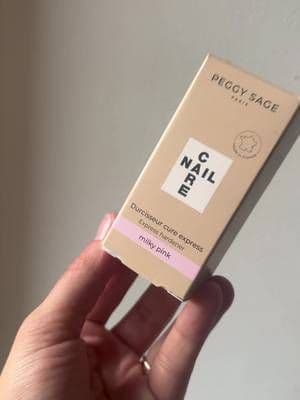 En ce moment, mes ongles sont vraiment mis à rude épreuve… 🥲 Ils avaient besoin d’un vrai coup de pouce ! Depuis une m semaine, j’utilise le durcisseur @Peggy Sage et je vois déjà une différence. 💅 On continue la cure pour des ongles encore plus forts ! ✨ #TikTokShop #PeggySage #Ongles #RoutineBeauté #DurcisseurOngles