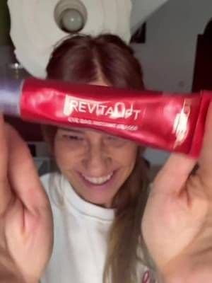 #publicidad – Colaboración con L’Oréal Paris Últimamente mis mañanas empezaban igual: espejo, café… y esas bolsas bajo los ojos que contaban historias de noches largas. Y aunque forma parte de la vida, a veces simplemente quería verme más fresca, más yo. Entonces probé el nuevo Borrador de Bolsas Instantáneo Revitalift Láser de L’Oréal Paris. No fue magia; fue cuidado. Una textura ligera, un efecto tensor que ayuda a que la piel del contorno se vea más lisa y descansada… y, en 15 minutos, mi mirada parecía recuperar ese brillo que echo de menos en los días intensos. Mi pequeño ritual es así: Aplícate una cantidad mínima, extiéndela a toquecitos y espera con la cara relajada. Un gesto sencillo para empezar el día sintiéndome mejor. Este es un producto cosmético y cada piel es diferente, pero a mí me encanta cómo me acompaña en mi rutina . #publi #lorealparisskincare #lorealistar #eyebagxlorealistar @L’Oréal Paris