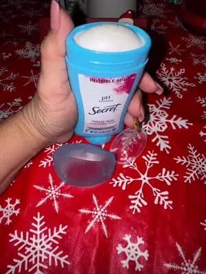 Secret Invisible Solid – Powder Fresh🍃💕 I love it because it keeps the armpits dry and fresh all day without feeling heavy. Its aroma is clean and soft, talc-like, nothing strong or invasive. The formula with balanced pH is gentle on the skin and leaves no white residue on the clothes. It gives reliable protection for up to 24 hours and is perfect for daily use, even on long days. 🫶🏻🌹 #complimentary #FresherUnderPressure #GiftedBySecretDeo @Secret Deodorant @influenster