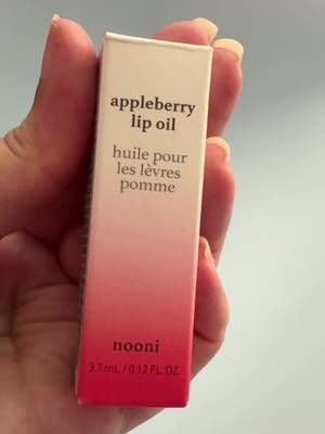 Thanks to @NOONI I’ve had the opportunity to try their amazing lip oils. This one is Appleberry and I’ve also tried AppleGinseng (next reel) These lip oils are lightweight, but give such a good gloss finish that normally comes with a more substantial gloss. My lips feel soft and look great. #lipoil #nooni #appleberrylipoil #gifted