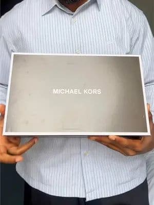 The sun is still shining, which means effortless summer looks are still on rotation. @Michael Kors #AD #MKAdvocates #Mic