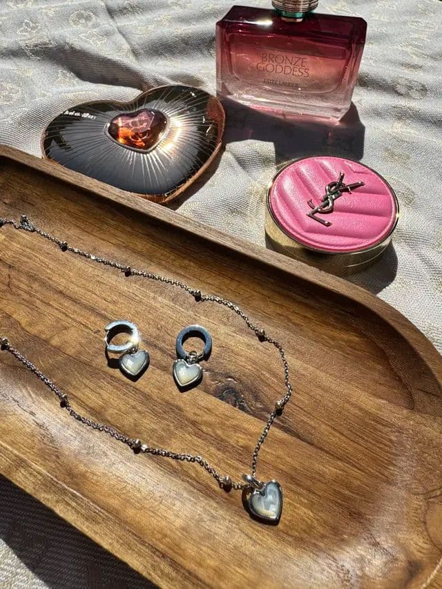 #AD ✨ A little luxury in the sunshine ✨ There’s something about jewellery sparkling in natural light that makes every detail look even prettier 🤍 This Abbott Lyon white quartz heart necklace and matching earrings are such delicate pieces, and I love how beautifully the white quartz catches the sunlight. They add such a pretty, polished touch to any look while still being subtle enough to wear every day ✨ Styled with a few of my favourite luxury beauty pieces, they make the prettiest summer combination 🤍 🛍️ Shop Abbott Lyon here: https://community.abbottlyon.com/i/glow.with.ania @Abbott Lyon #TheALCollective #ALFave #AbbottLyon #glow_with_ania