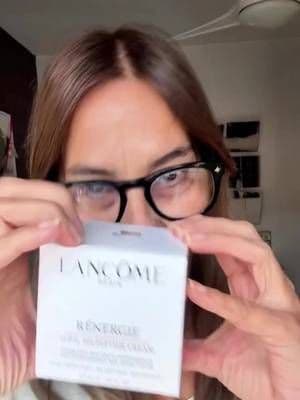 #publicidad Descubriendo este regalo de @Lancome la nueva Rénergie H.P.N 300-Peptide Cream , una crema anti-edad que se ha convertido en un esencial en mi rutina. ✨ Me encanta porque deja mi piel más luminosa, firme y jugosa desde la primera semana. Su fórmula combina ácido hialurónico para hidratar y rellenar arrugas, 300 tipos de péptidos que ayudan a la regeneración celular y niacinamida para iluminar la piel y reducir manchas. Una textura ligera, de rápida absorción, perfecta para quienes buscamos resultados reales y visibles. #skincare #renergie #Lancome
