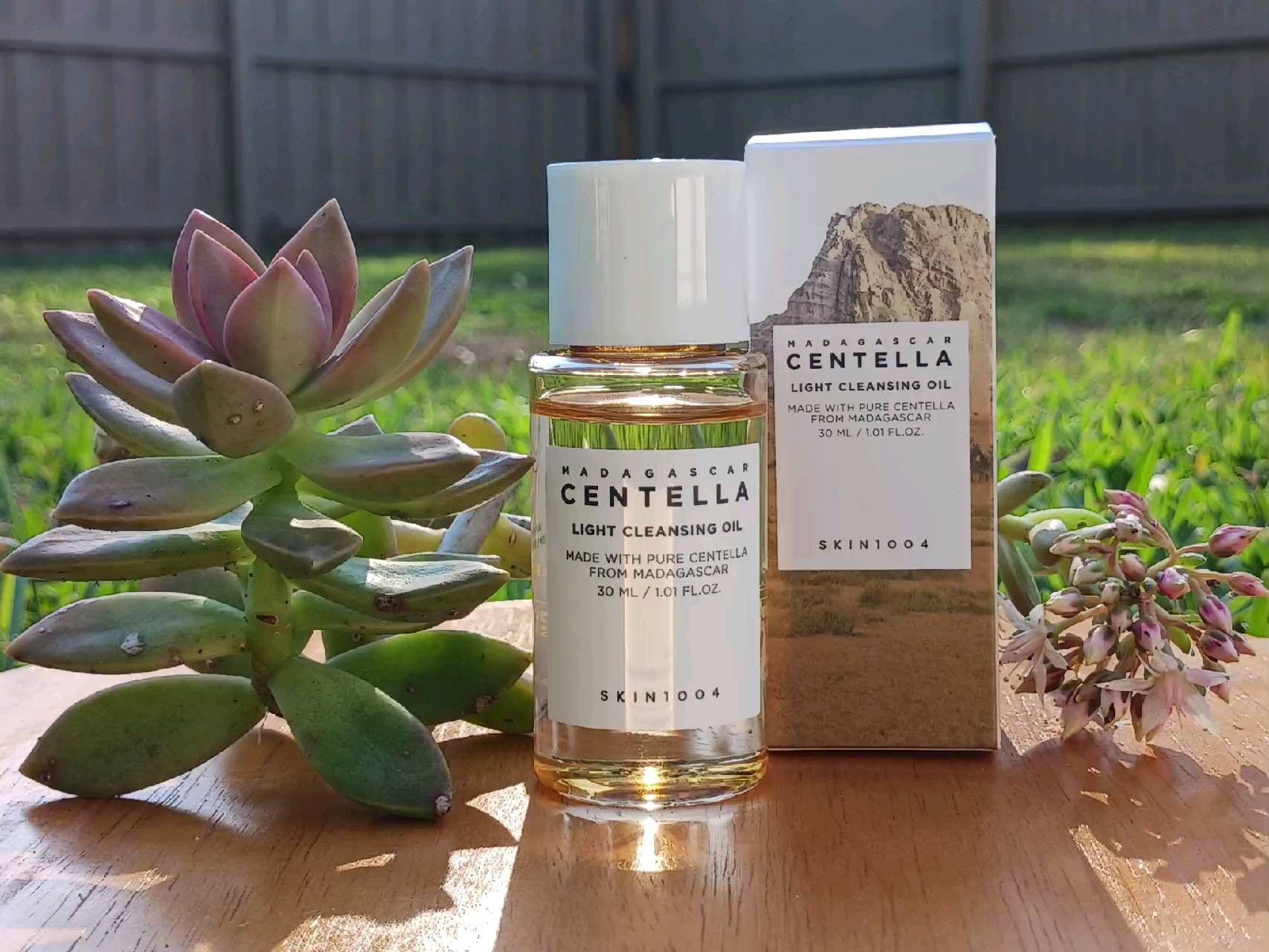 I don't usually use cleansing oil in my beauty routine because I have acne prone skin. But I got Madagascar Centella Lig