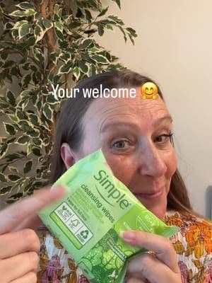 This feels so good in this heat... I'm using my @Simple UK cleansing wipes to give me a refresh! #notjustforcleansing #SimpleSquadUK #AD #SimpleKTSWipeHack