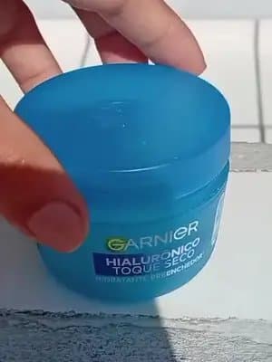 Hidratante Facial Garnier Hialurônico Textura: Não é gel nem creme; é super leve, refrescante e absorve rapidamente. Ação: Proporciona efeito preenchedor, uniformiza o tom, disfarça os poros e hidrata por até 48 horas. Uso: Ideal para ser usado na preparação da pele antes da maquiagem, ajudando a controlar o brilho ao longo do dia. #tiktokshopbr1111 #viraltiktokshop