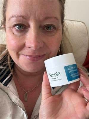 Super hydrating and nourishing on my skin. This @Simple UK feels beautiful for the cooler months ahead. #ad #simplesquaduk #skincare #moistureboost #over40sskincare